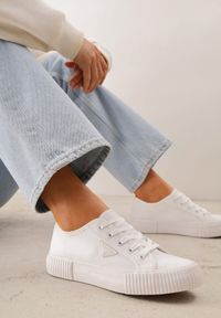 Born2be - Białe Trampki VICES na Grubej Podeszwie z Tłoczeniami z Trójkątną Aplikacją Bolirea. Nosek buta: okrągły. Zapięcie: sznurówki. Kolor: biały. Materiał: materiał. Wzór: aplikacja. Obcas: na obcasie. Wysokość obcasa: niski #7