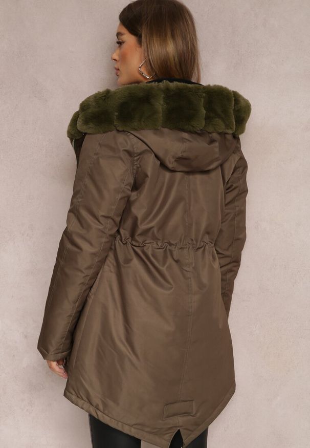 Renee - Ciemnozielona Kurtka Parka z Futrzanym Kapturem Phitto. Kolor: zielony. Materiał: futro. Sezon: jesień, zima. Styl: klasyczny