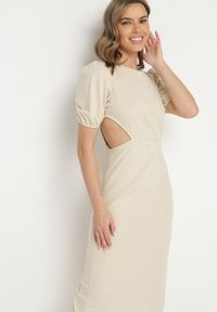 Born2be - Beżowa Sukienka o Dopasowanym Kroju z Marszczeniem i Wycięciem w Talii Desannia. Okazja: na co dzień. Kolor: beżowy. Długość rękawa: krótki rękaw. Typ sukienki: dopasowane. Styl: casual, klasyczny #4
