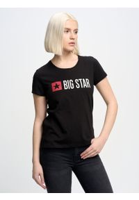 Big-Star - Koszulka damska z logo czarna Risma 906. Okazja: na co dzień. Kolor: czarny. Materiał: dzianina, jeans. Długość rękawa: krótki rękaw. Długość: krótkie. Wzór: aplikacja, nadruk. Styl: casual, sportowy