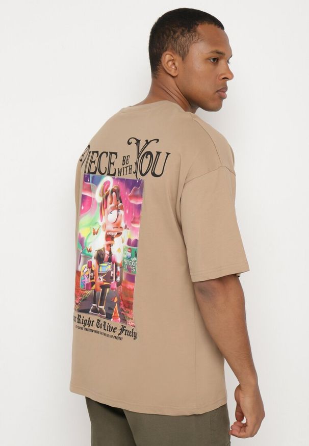 Born2be - Ciemnobeżowa Koszulka z Bawełny Ozdobiona Naszywkami Ranessa. Okazja: na co dzień. Kolor: beżowy. Materiał: bawełna. Wzór: aplikacja. Styl: casual