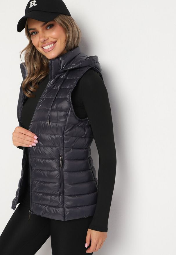 Born2be - Ciemnoszara Klasyczna Pikowana Kamizelka na Suwak z Kapturem Mivora. Okazja: na co dzień, do pracy. Typ kołnierza: kaptur. Kolor: szary. Materiał: jeans. Styl: klasyczny