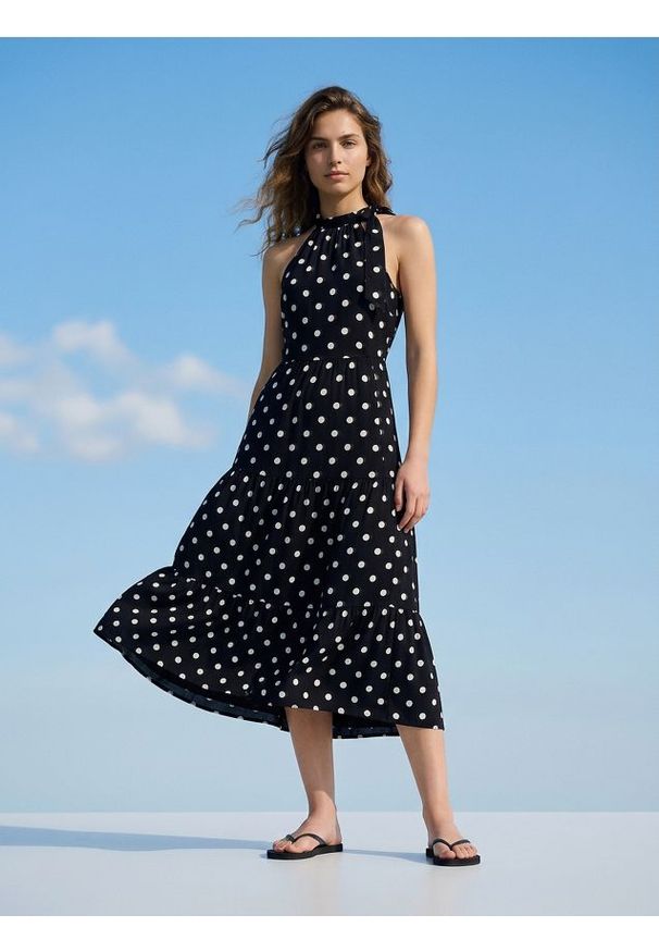 Sinsay - Wiskozowa sukienka midi w grochy z wiązanym dekoltem halter - wielobarwny. Typ kołnierza: dekolt halter. Materiał: wiskoza. Wzór: grochy. Długość: midi