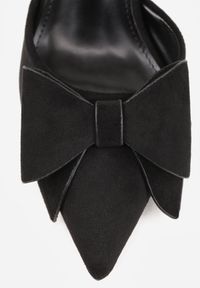 Born2be - Czarne Szpilki z Imitacji Zamszu z Odkrytą Piętą i Aplikacją z Kokardą Asteodora. Nosek buta: otwarty. Kolor: czarny. Materiał: zamsz. Wzór: aplikacja. Sezon: lato. Obcas: na szpilce. Styl: klasyczny. Wysokość obcasa: średni #5