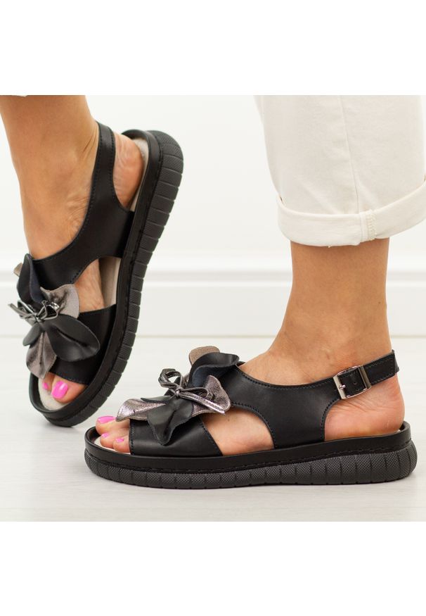 Czarne skórzane sandały damskie Jezzi 18-33. Okazja: na co dzień. Kolor: czarny. Materiał: skóra. Wzór: kwiaty, aplikacja. Sezon: wiosna, lato. Styl: casual, klasyczny, elegancki