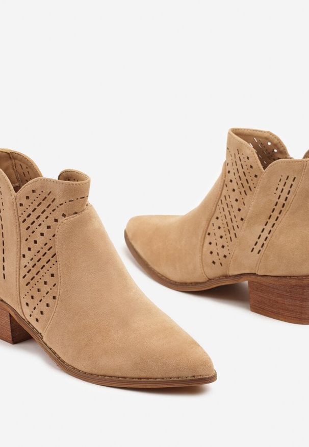 Renee - Ciemnobeżowe Botki Kowbojki Vices na Słupku z Ażurową Cholewką Selahra. Okazja: na co dzień. Kolor: beżowy. Materiał: jeans, koronka, len. Szerokość cholewki: normalna. Wzór: ażurowy. Obcas: na słupku. Styl: casual. Wysokość obcasa: średni