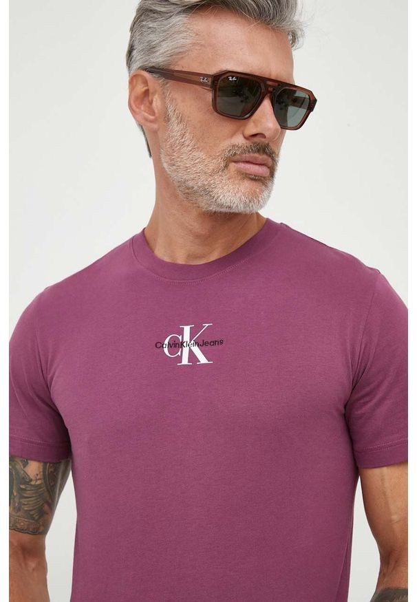Calvin Klein Jeans t-shirt bawełniany kolor fioletowy z nadrukiem. Kolor: fioletowy. Materiał: bawełna. Wzór: nadruk. Styl: klasyczny