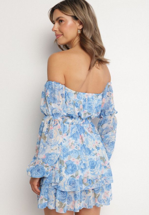 Born2be - Jasnoniebieska Wiskozowa Sukienka Hiszpanka z Falbanami i Paskiem w Kwiaty Virmoi. Okazja: na spacer, na co dzień. Typ kołnierza: dekolt hiszpanka. Kolor: niebieski. Materiał: wiskoza. Wzór: kwiaty. Typ sukienki: proste. Styl: casual