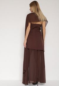 Born2be - Brązowa Koktajlowa Sukienka z Odkrytymi Ramionami i Dodatkowym Szalem Krynaya. Okazja: na imprezę. Kolor: brązowy. Długość rękawa: na ramiączkach. Typ sukienki: z odkrytymi ramionami. Styl: wizytowy #3