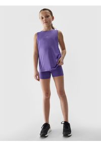 4f - Legginsy krótkie sportowe dziewczęce - fioletowe. Stan: obniżony. Kolor: fioletowy. Materiał: elastan, dzianina, włókno, materiał, syntetyk. Długość: krótkie. Wzór: jednolity, ze splotem, gładki. Sport: fitness