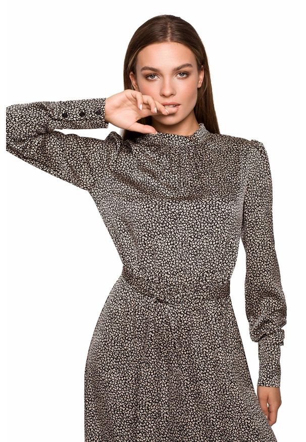 Style - Długa sukienka w lamparci wzór z falbaną u dołu. Typ kołnierza: kołnierzyk stójkowy. Materiał: tkanina. Długość rękawa: długi rękaw. Wzór: nadruk. Sezon: jesień. Styl: elegancki. Długość: maxi