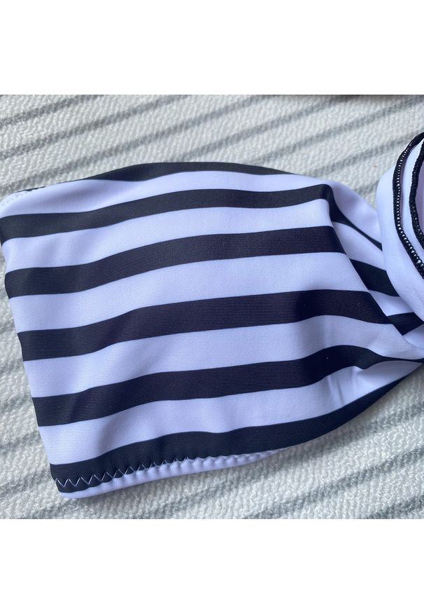 Intica - Bikini bez ramiączek z kwiatowym wzorem na lato Corella. Kolor: wielokolorowy. Materiał: materiał, tkanina. Wzór: kwiaty