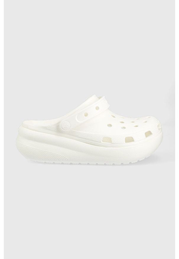 Crocs klapki dziecięce kolor biały. Nosek buta: okrągły. Kolor: biały. Materiał: materiał. Wzór: gładki. Obcas: na platformie