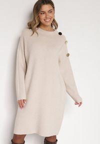 Born2be - Beżowa Sweterkowa Sukienka Pudełkowa Ozdobiona z Boku Guzikami Tustina. Okazja: na co dzień. Kolor: beżowy. Materiał: jeans. Wzór: aplikacja. Typ sukienki: proste. Styl: casual, elegancki #1