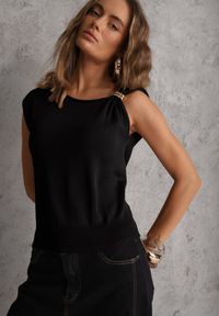 Renee - Czarna Wiskozowa Bluzka Bez Rękawów z Dzianiny Zdobiona Metaliczną Aplikacją Alutina. Okazja: na co dzień. Kolor: czarny. Materiał: dzianina, wiskoza. Długość rękawa: bez rękawów. Wzór: aplikacja. Styl: glamour, casual, street, elegancki #1