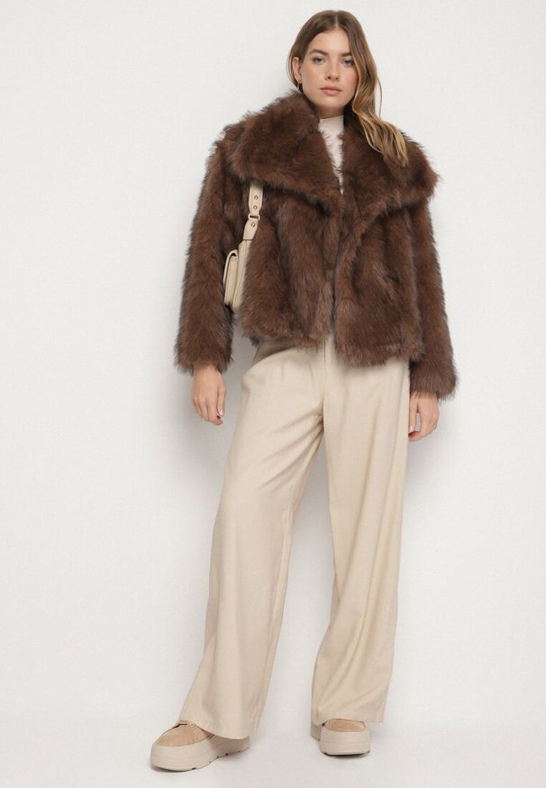 Born2be - Brązowa Jednorzędowa Kurtka Futerko z Szerokim Kołnierzem Conellia. Okazja: na co dzień. Kolor: brązowy. Materiał: futro. Styl: casual, elegancki