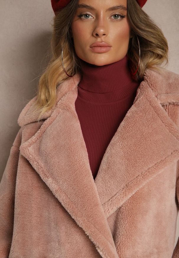 Renee - Różowy Dwurzędowy Płaszcz Futrzany o Długim Kroju Typu Teddy Malwika. Okazja: na co dzień, na imprezę. Kolor: różowy. Materiał: futro. Długość rękawa: długi rękaw. Długość: długie. Wzór: aplikacja. Styl: casual, elegancki
