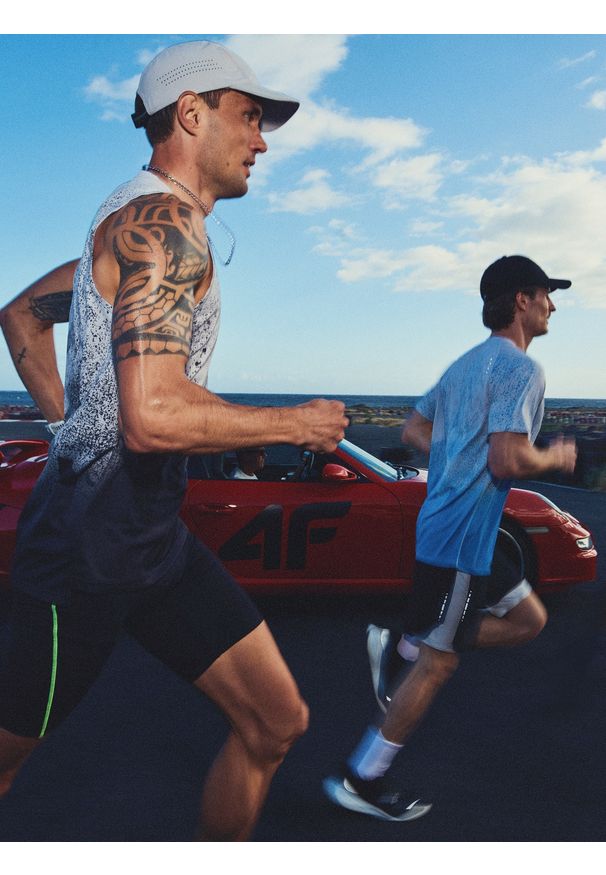 4f - 4F Koszulka do biegania regular szybkoschnąca męska - czarna XL. Kolor: czarny. Materiał: materiał, włókno. Długość: długie. Sport: bieganie, fitness