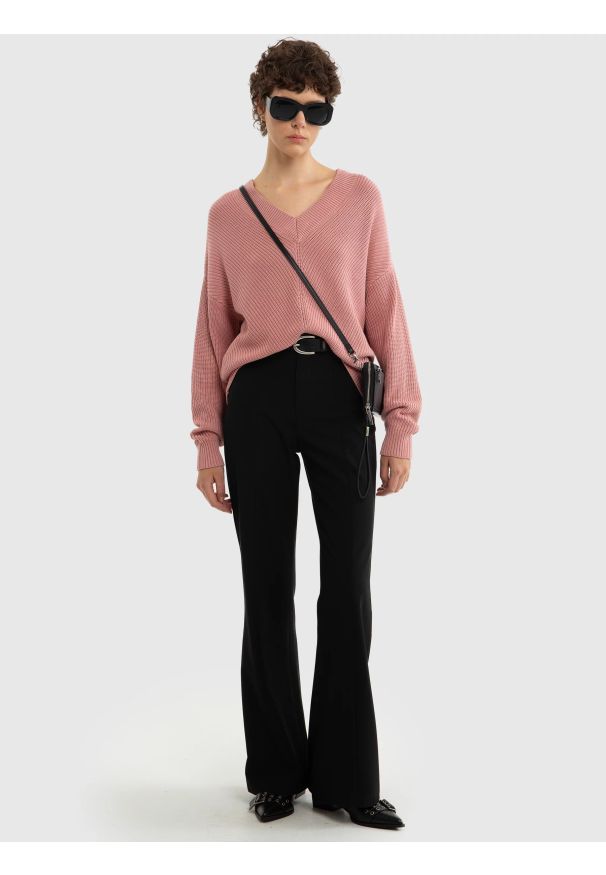 Big-Star - Sweter damski z wiskozy z dekoltem v-neck różowy Cyntiana 600. Okazja: na spotkanie biznesowe, na co dzień. Typ kołnierza: dekolt w kształcie V. Kolor: różowy. Materiał: wiskoza. Styl: biznesowy, elegancki, casual