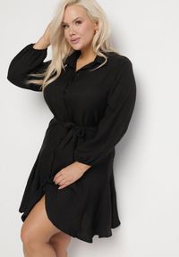 Born2be - Czarna Rozkloszowana Sukienka Koszulowa z Falbanami i Wiązanym Paskiem Hommea. Okazja: na co dzień. Kolekcja: plus size. Kolor: czarny. Długość rękawa: długi rękaw. Typ sukienki: koszulowe. Styl: klasyczny, casual, elegancki #4