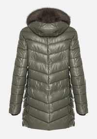 Born2be - Zielona Pikowana Kurtka o Taliowanym Kroju z Kapturem z Futerkiem Naleanna. Okazja: na co dzień. Typ kołnierza: kaptur. Kolor: zielony. Materiał: futro. Styl: casual #5