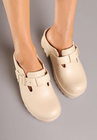 Born2be - Beżowe Klapki na Grubej Podeszwie z Klamrą Ralunella. Okazja: na co dzień, na spacer. Kolor: beżowy. Materiał: dresówka. Styl: klasyczny, elegancki, casual #6