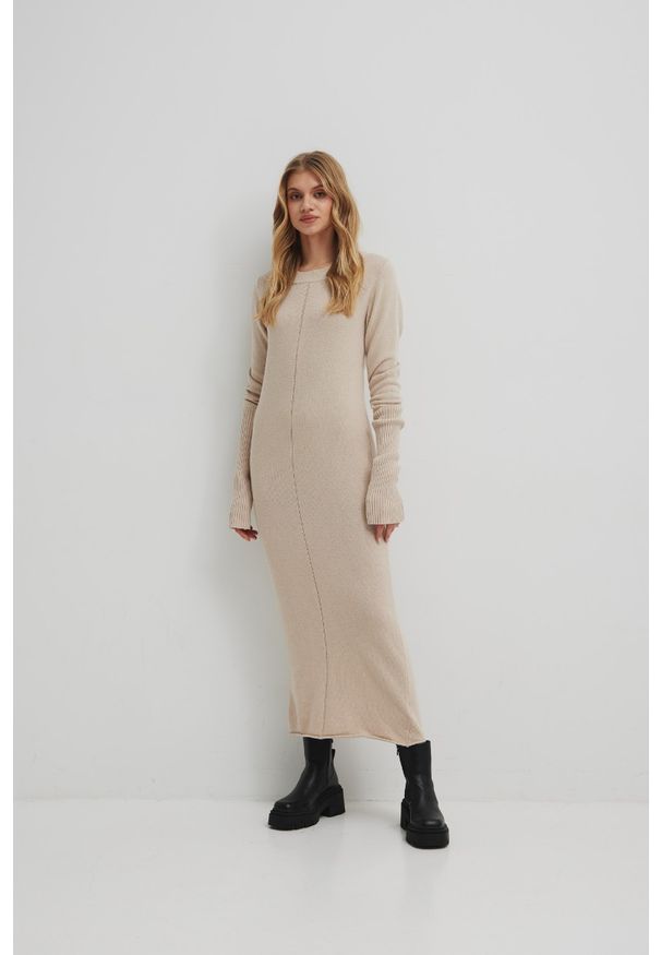 Marsala - Wełniana sukienka maxi w kolorze CLASSIC BEIGE - SILMA. Okazja: na imprezę, na co dzień. Materiał: wełna. Długość rękawa: długi rękaw. Wzór: gładki, ze splotem. Styl: casual. Długość: maxi