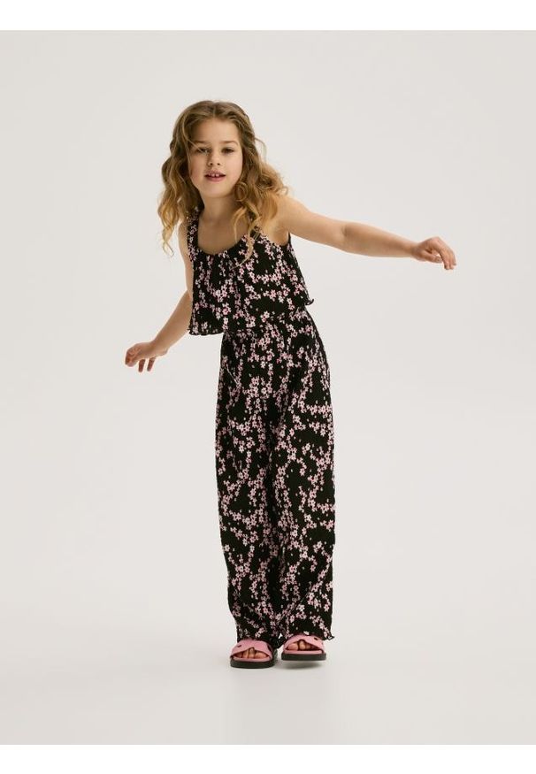 Reserved - Kombinezon w kwiaty - czarny. Kolor: czarny. Materiał: tkanina. Wzór: kwiaty. Typ sukienki: proste