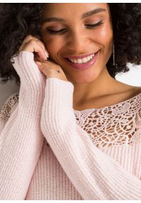 Sweter z koronką bonprix pastelowy jasnoróżowy. Kolor: różowy. Materiał: akryl, koronka, materiał, bawełna, elastan, poliamid. Wzór: koronka #5