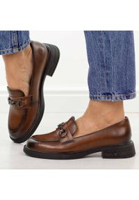 Brązowe skórzane półbuty damskie Vinceza 39951. Okazja: na co dzień, na spotkanie biznesowe. Zapięcie: bez zapięcia. Kolor: brązowy. Szerokość cholewki: normalna. Materiał: skóra. Sezon: wiosna, jesień. Obcas: na obcasie. Styl: casual, biznesowy, elegancki, klasyczny. Wysokość obcasa: niski #1