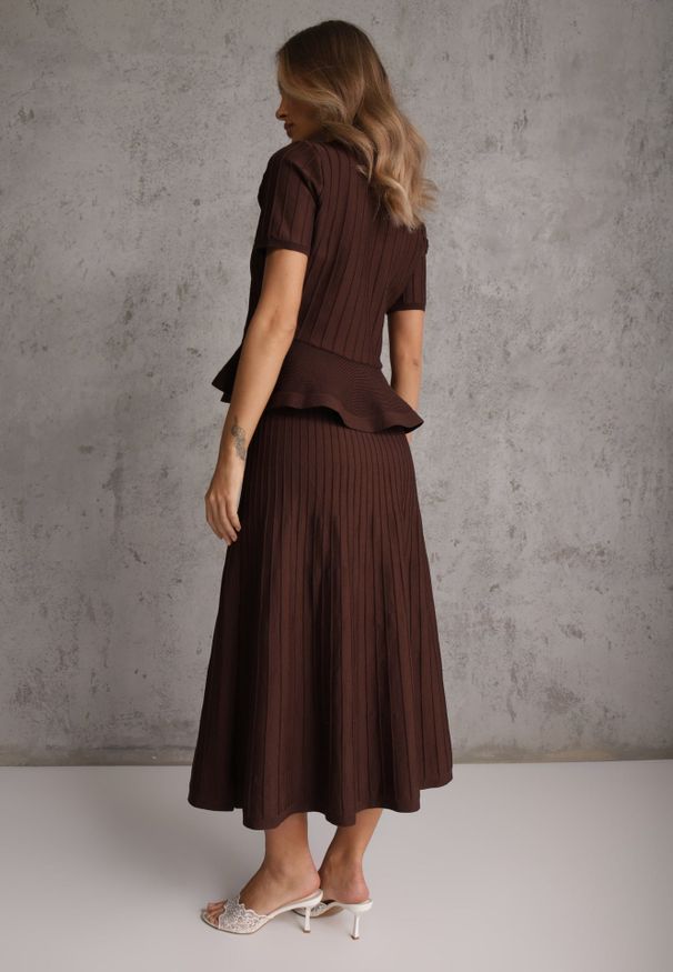 Renee - Brązowy Komplet z Wiskozą Bluzka z Guzikami i Baskinką i Spódnica Narinna. Kolor: brązowy. Materiał: wiskoza