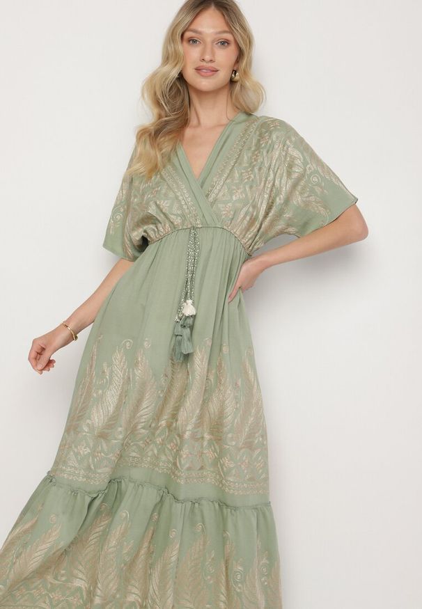 Born2be - Zielona Kopertowa Sukienka z Wiskozy Zdobiona Frędzlami i Metalicznym Haftem Redeirae. Okazja: na co dzień, na spacer. Typ kołnierza: dekolt w serek. Kolor: zielony. Materiał: wiskoza. Wzór: aplikacja, haft. Typ sukienki: kopertowe. Styl: casual, klasyczny