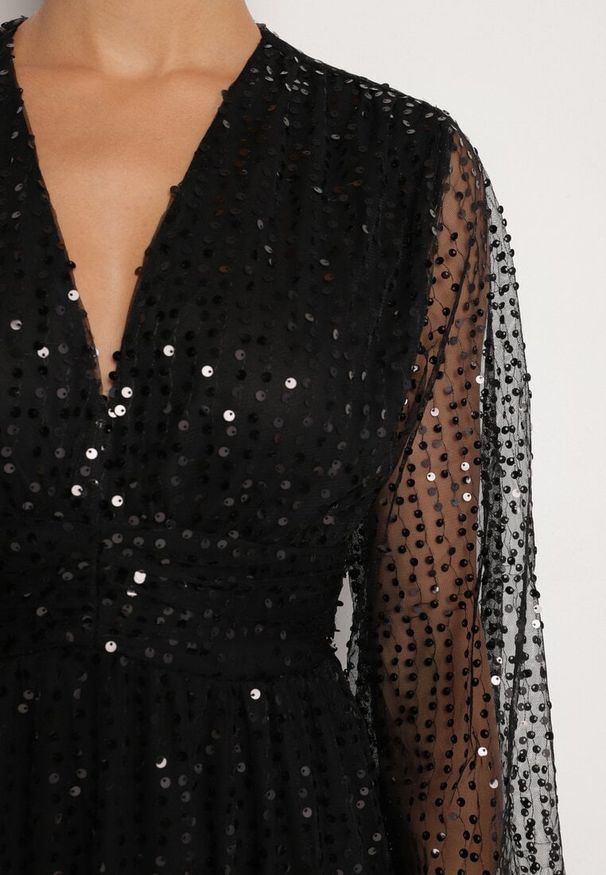 Born2be - Czarna Sukienka Siateczkowa o Kopertowym Kroju Zdobiona Cekinami Boniga. Typ kołnierza: dekolt w kształcie V. Kolor: czarny. Wzór: aplikacja. Typ sukienki: kopertowe. Styl: wizytowy, klasyczny