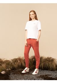outhorn - Spodnie dresowe joggery damskie Outhorn - czerwone. Kolor: czerwony. Materiał: dresówka