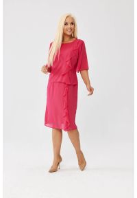Moda Size Plus Iwanek - Amarantowa sukienka Estelle - zwiewna szyfonowa kreacja PLUS SIZE XXL OVERSIZE JESIEŃ. Okazja: na imprezę, na ślub cywilny, na wesele. Kolekcja: plus size. Kolor: różowy. Materiał: szyfon. Sezon: jesień. Typ sukienki: oversize, dla puszystych. Styl: elegancki. Długość: midi