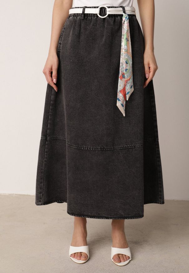 Born2be - Czarna Rozkloszowana Spódnica Jeansowa z Bawełny z Paskiem z Apaszką Ipharianne. Okazja: na co dzień, do pracy, na spotkanie biznesowe. Kolor: czarny. Materiał: jeans, bawełna. Styl: klasyczny, casual, biznesowy