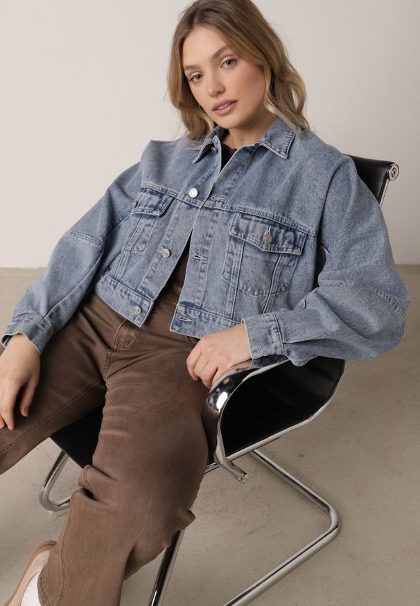 Born2be - Niebieska Bawełniana Jeansowa Kurtka o Krótkim Kroju Bomberki Zinelle. Okazja: na spacer, na co dzień. Kolor: niebieski. Materiał: bawełna, jeans. Długość: krótkie. Styl: casual