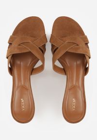 Born2be - Jasnobrązowe Klapki VICES na Kaczuszkowym Obcasie z Przeplatanymi Paskami Merose. Okazja: na co dzień. Kolor: brązowy. Materiał: jeans. Wzór: paski. Obcas: na obcasie. Styl: casual, elegancki. Wysokość obcasa: średni #7