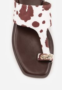Born2be - Brązowo-Białe Klapki Vices w Stylu Japonek Ozdobione Metaliczną Aplikacją Arsenlia. Okazja: na co dzień. Kolor: brązowy. Wzór: aplikacja. Sezon: lato. Styl: elegancki, klasyczny, casual #2