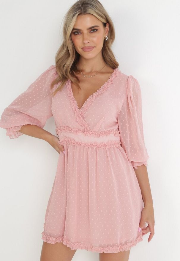 Born2be - Różowa Sukienka Taphionis. Typ kołnierza: kołnierz z falbankami. Kolor: różowy. Materiał: tkanina. Typ sukienki: kopertowe. Długość: mini