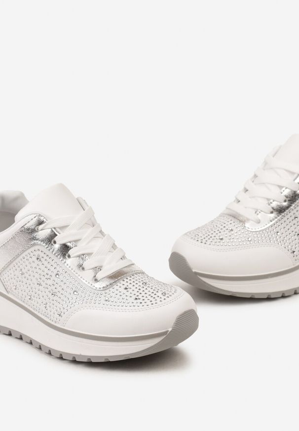 Renee - Białe Sznurowane Sneakersy z Ekoskóry z Cyrkoniami na Grubej Podeszwie Arpite. Nosek buta: okrągły. Zapięcie: sznurówki. Kolor: biały. Materiał: jeans. Wzór: aplikacja