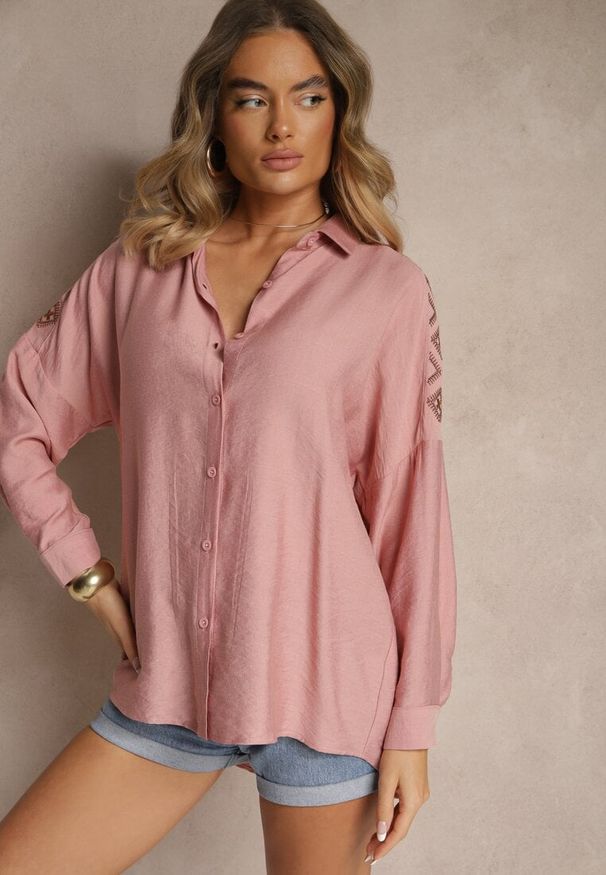 Renee - Różowa Koszula z Ozdobnym Haftem Sadine. Okazja: na co dzień, na spotkanie biznesowe. Typ kołnierza: kołnierzyk klasyczny. Kolor: różowy. Materiał: jeans. Długość rękawa: długi rękaw. Długość: długie. Wzór: haft. Styl: biznesowy, klasyczny, casual