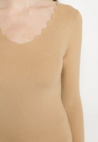 Born2be - Ciemnobeżowy Dopasowany Sweter z Nieregularnym Dekoltem w Serek Fenarela. Okazja: na co dzień, do pracy, na spotkanie biznesowe. Typ kołnierza: dekolt w serek. Kolor: beżowy. Materiał: jeans. Styl: biznesowy, casual #3