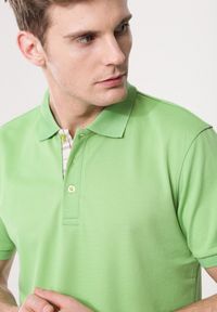 Born2be - Jasnozielona Koszulka Gladdening. Typ kołnierza: polo. Kolor: zielony. Materiał: dzianina. Długość rękawa: krótki rękaw. Długość: krótkie. Wzór: gładki #4