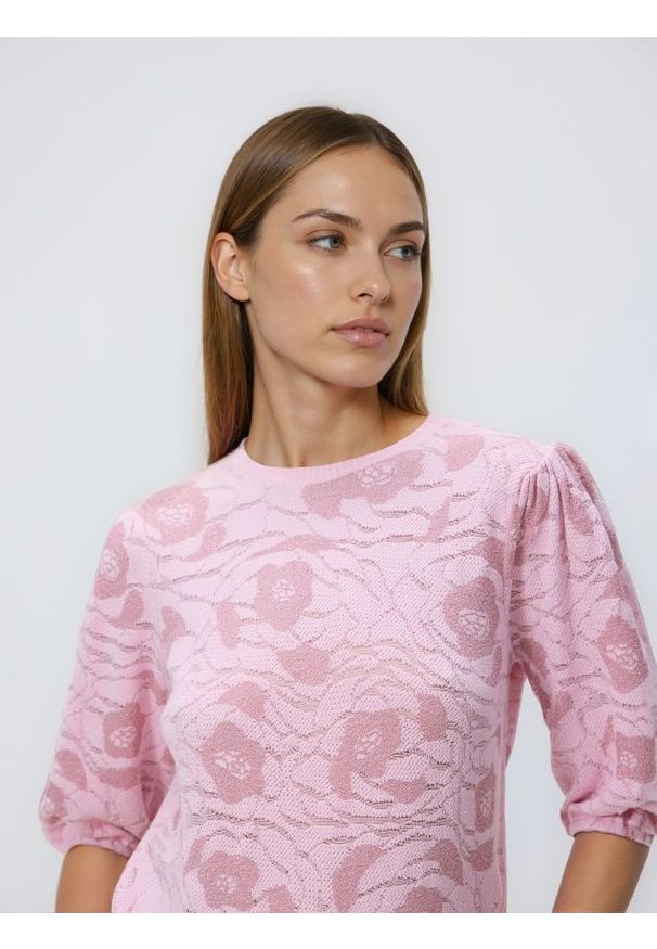 Reserved - Bluzka z ozdobnym wzorem - różowy. Kolor: różowy. Materiał: dzianina, wiskoza. Styl: klasyczny