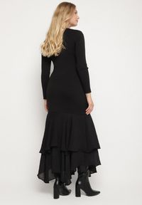 Born2be - Czarna Sukienka z Wiskozą o Dopasowanym Kroju z Falbanami u Dołu Vebmara. Okazja: na randkę. Kolor: czarny. Materiał: wiskoza. Typ sukienki: dopasowane. Styl: elegancki