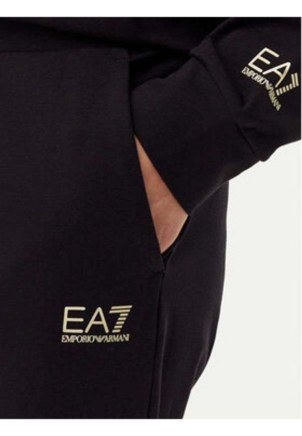 EA7 Emporio Armani Dres 7W000117 AF13135 MC004 Czarny Regular Fit. Kolor: czarny. Materiał: bawełna