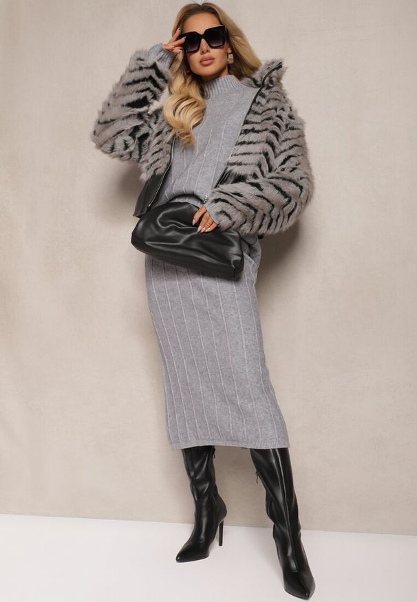 Renee - Ciemnoszary Komplet z Tłoczonej Dzianiny z Wiskozą Sweter z Półgolfem i Dopasowana Spódnica Atteleia. Kolor: szary. Materiał: dzianina, wiskoza. Wzór: aplikacja