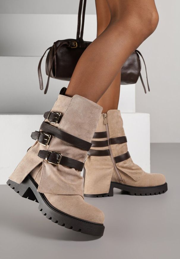 Born2be - Ciemnobeżowe Botki Typu Bikery z Wywiniętą Cholewką z Klamrami Selora. Okazja: na co dzień, na spotkanie biznesowe, do pracy. Zapięcie: klamry. Kolor: beżowy. Materiał: jeans. Szerokość cholewki: normalna. Styl: biznesowy, casual, elegancki