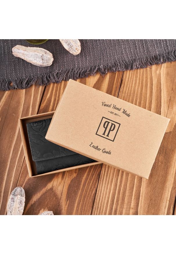 PAOLO PERUZZI - Portfel skórzany czarny Paolo Peruzzi T-107-HBL. Kolor: czarny. Materiał: skóra. Wzór: kwiaty